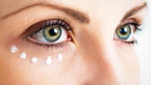 Comment prendre soin du contour des yeux et des cils ? 